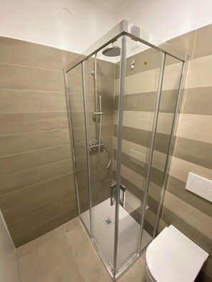 Douche, séchoir à cheveux, bidet, serviettes fournies