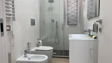 Dusche, Haartrockner, Bidet, Handtücher