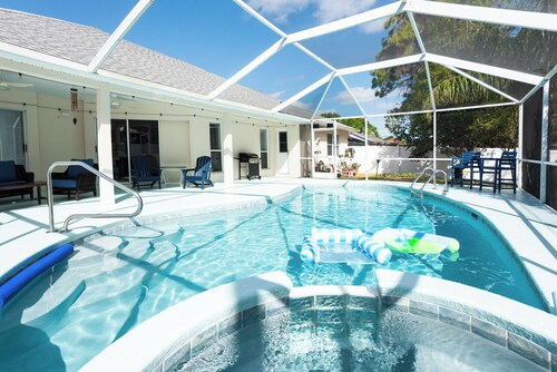 Blue Breeze Retreat: 4B House with Pool, BQ & Game Room in Vero Beach