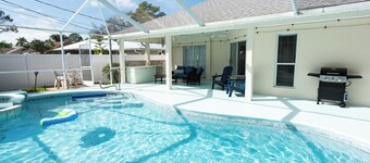 Blue Breeze Retreat: 4B House with Pool, BQ & Game Room in Vero Beach