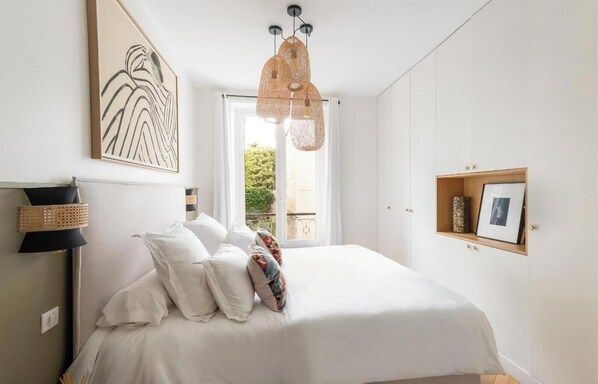 4 bedrooms, desk, iron/ironing board, free WiFi