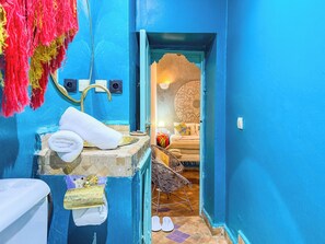 Deluxe Double Room | Bathroom | Designer toiletries, hair dryer, towels, soap - Riad Medina d'Or (Marrakech)