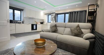 Charming London House - Sleeps 4 & Outdoor Space