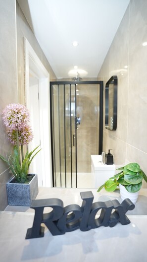 Ferienhaus | Badezimmer | Dusche, kostenlose Toilettenartikel, Haartrockner, Handtücher