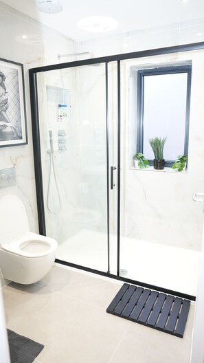 House | Bathroom | Shower, free toiletries, hair dryer, towels