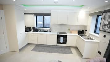 House | Private kitchen | Fridge, microwave, oven, stovetop