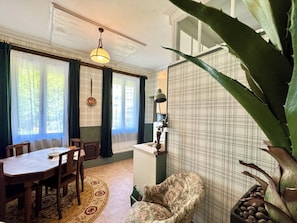 Deluxe Triple Room | Living area