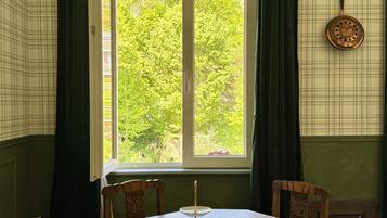 Deluxe Triple Room | Living area