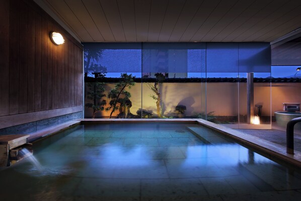 Eenvoudige vierpersoonskamer, gedeeltelijk uitzicht op zee | Badkamer