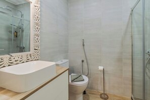 Shower, hair dryer, towels