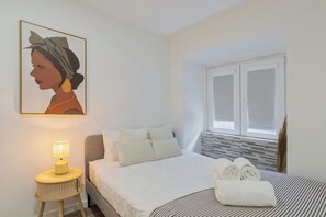 1 bedroom, travel crib