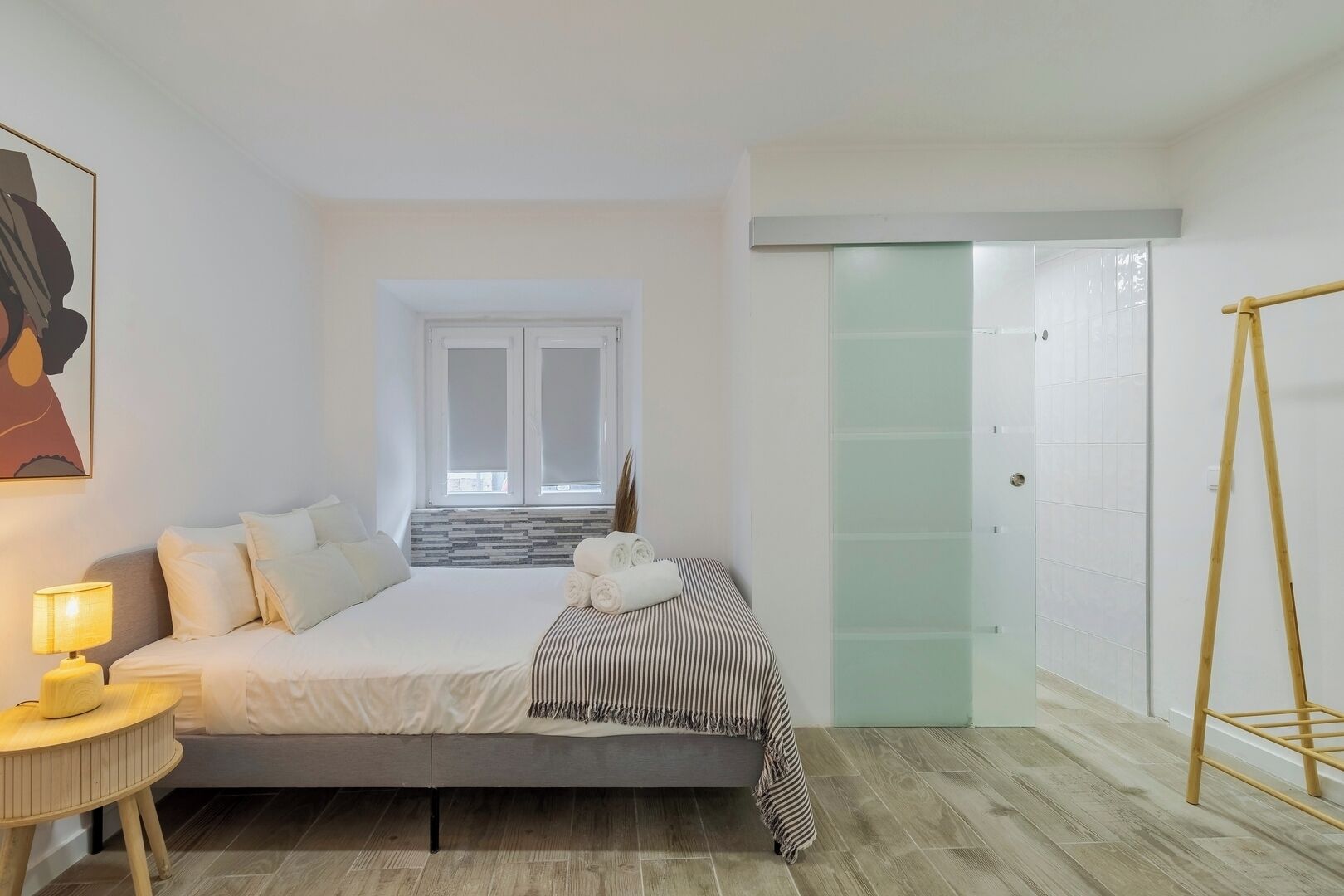 1 bedroom, travel crib