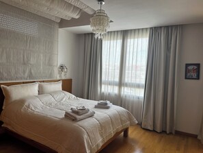 3 bedrooms, iron/ironing board, WiFi, bed sheets