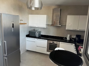 Fridge, microwave, oven, stovetop - 3-bedroom, 2-bathroom apartment in Marina de Salé, ideal for families (Salé)