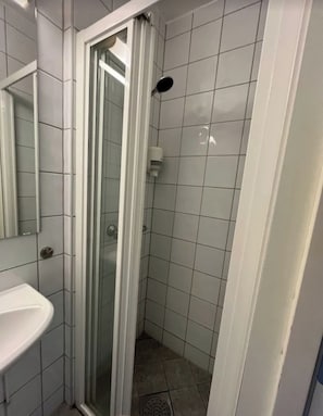 Basic Twin Room, Partial Ocean View | Bathroom | Towels, soap, shampoo, toilet paper - Bodo Motel Norway (Bodø)