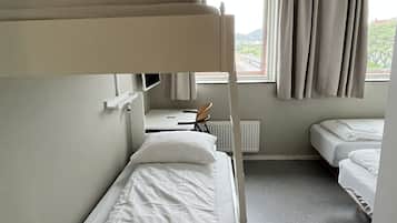 Habitación cuádruple familiar, vista parcial al océano | Escritorio, wifi gratis y ropa de cama