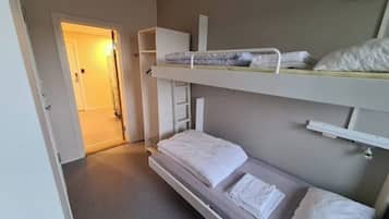 Escritorio, wifi gratis y ropa de cama