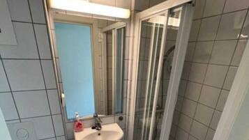 Basic Twin Room, Partial Ocean View | Bathroom