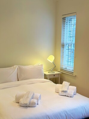 1 camera, ferro/asse da stiro, lenzuola