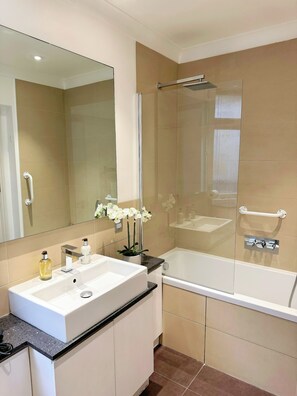 Hair dryer, towels, soap, toilet paper - Amazing apartment with AC in Mayfair central London. (London)