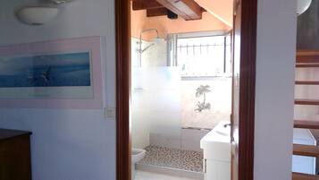 Douche, sĂšche-cheveux, bidet, serviettes fournies