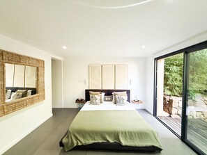 5 quartos, escrivaninha, ferros/tábuas de passar roupa, berço de viagem