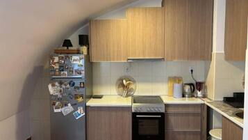 Refrigerador, microondas, tetera eléctrica y utensilios de cocina