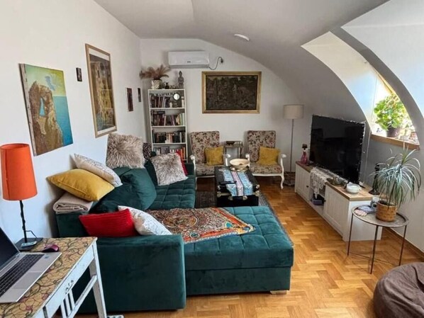 Smart TV, computer monitors