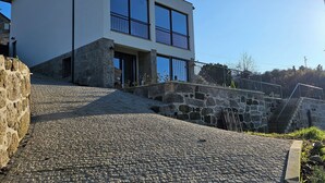 A modern two-story house with a stone staircase leading to the entrance. - Quinta D'Joanes Douro (Resende)
