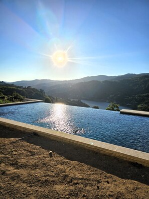 A swimming pool with a view of a lake and mountains in the background. - Quinta D'Joanes Douro (Resende)