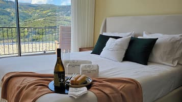 1 bedroom, laptop workspace, blackout curtains, free WiFi