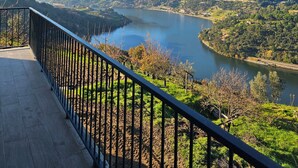 A balcony with a view of a river and surrounding hills. - Quinta D'Joanes Douro (Resende)
