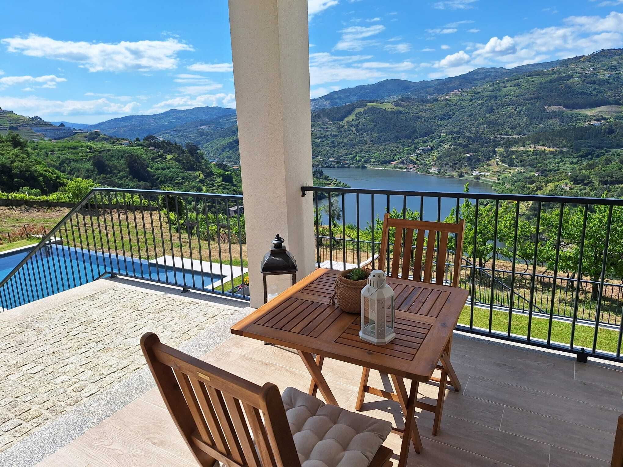 套房, 河景 | 起居区