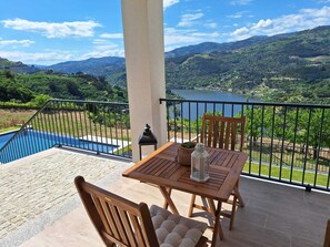 Suite, River View | Living area