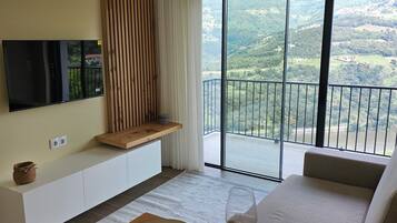 Vila, pemandangan sungai | 1 kamar tidur, ruang kerja ramah laptop, dan tirai kedap cahaya