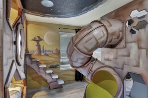 9 habitaciones, tabla de planchar con plancha y cuna de viaje 
