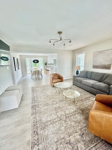 5BR/3BA Sleeps 12 NEW kitchen, bathrooms, mattresses, linens, furniture, firepit