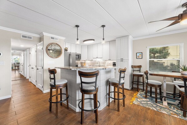 Micro-ondes, lave-vaisselle, cafetière/bouilloire