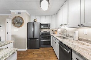 Micro-ondes, lave-vaisselle, cafetière/bouilloire