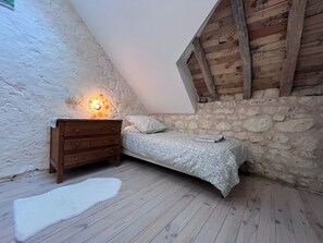 2 bedrooms, iron/ironing board, travel cot, free WiFi