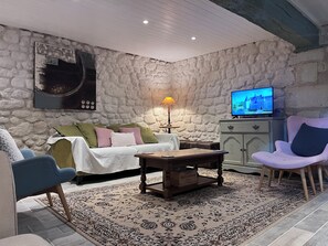 Smart-TV, Kamin, Bücher