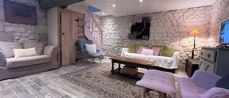 Smart TV, chimenea y libros