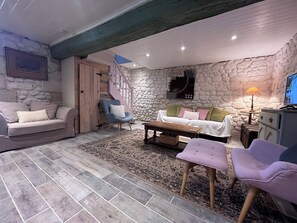 Smart-TV, Kamin, Bücher