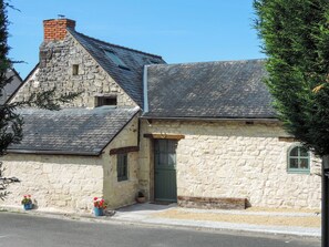 Exterior - Former barn in Chinon, near to town, forest walks & cycle paths (Chinon)