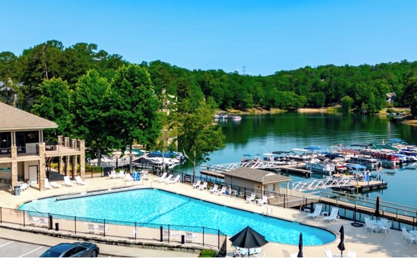 Een binnenzwembad en een buitenzwembad