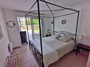 3 bedrooms, in-room safe, desk, iron/ironing board