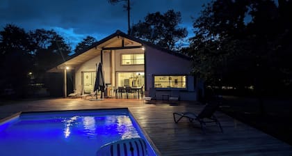 Villa on the edge of the forest, beach and golf course nearby. Ideal for families!
