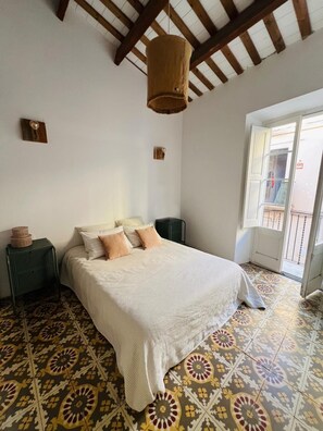 2 bedrooms, travel cot, WiFi, bed sheets - Charming coastal apartment in Vilanova i la Geltrú (Barcelona) (Vilanova i la Geltrú)