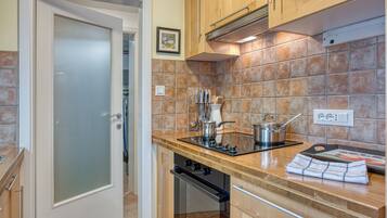Chalet Bulan Madu, beberapa kamar, 2 kamar mandi (Alpine Chalet Planica with Sauna) | Dapur pribadi | Lemari es, oven, kompor, dan mesin pembuat kopi/teh