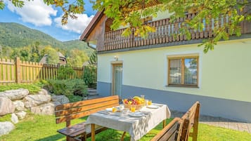 Chalet Bulan Madu, beberapa kamar, 2 kamar mandi (Alpine Chalet Planica with Sauna) | Tempat makan outdoor